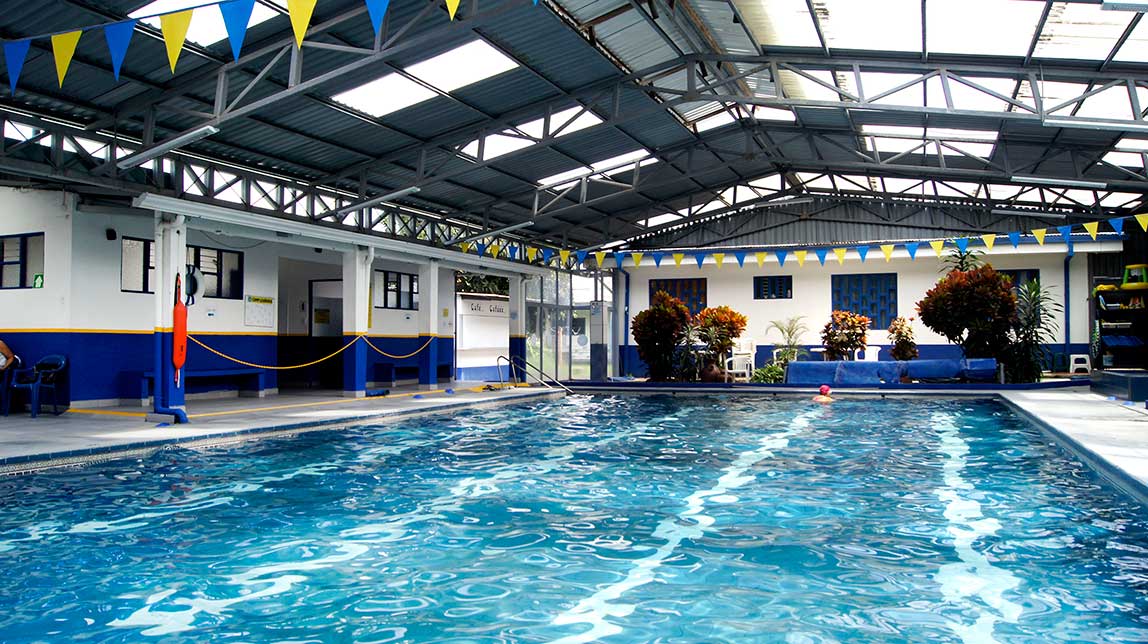 Vista de la piscina y su estructura techada