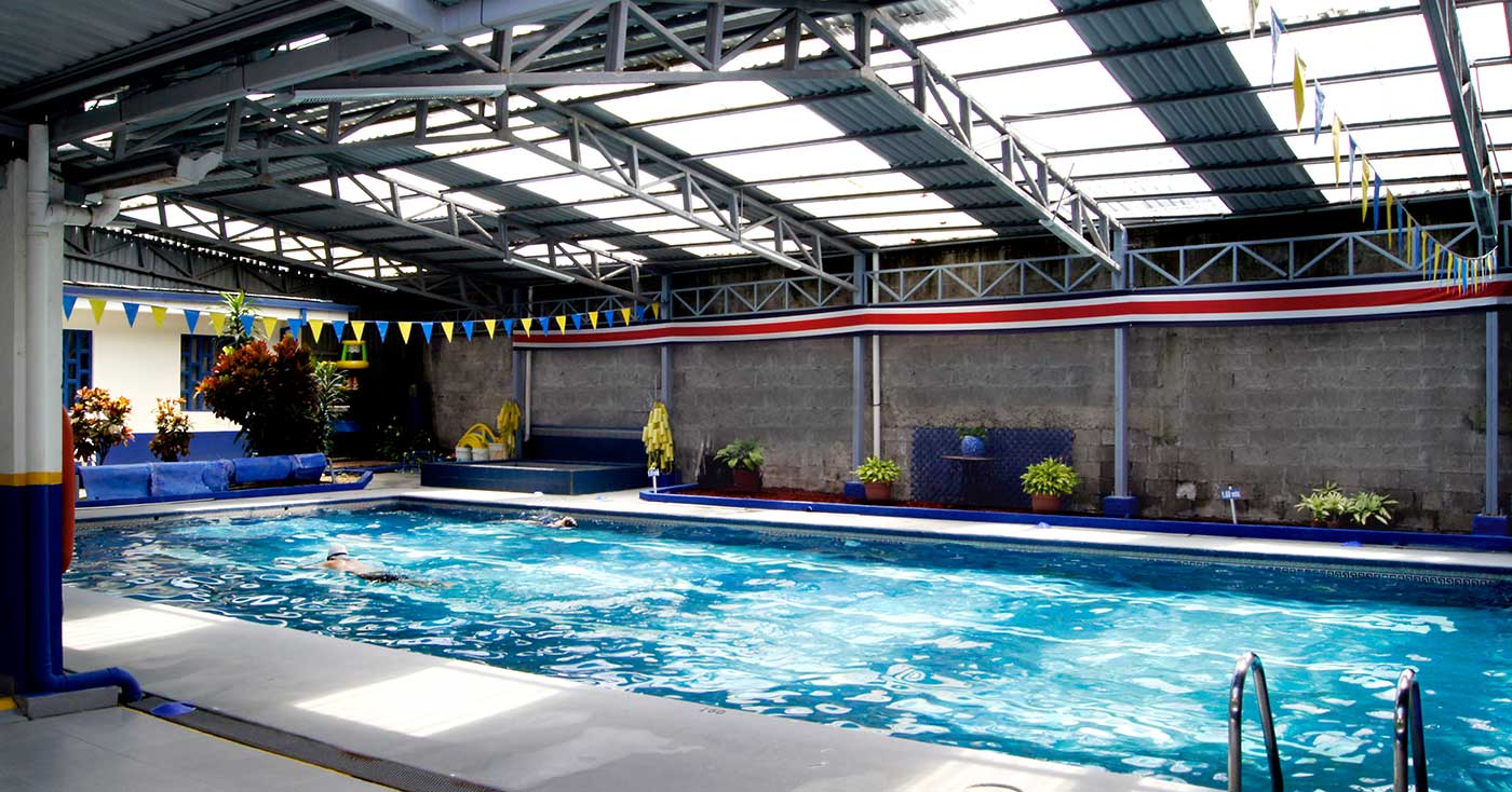 Vista lateral de la piscina con carriles y escalera